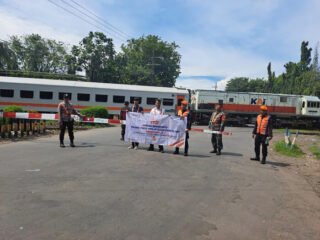Kegiatan Sosialisasi Keselamatan Perjalanan Kereta Api di Perlintasan Sebidang JPL 99 Bangil (Sumber: KAI Daop 8 Surabaya)