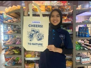 Rayakan Hari Bumi 2025: Lawson Indonesia Luncurkan Tas Belanja Ramah Lingkungan Karya Jennifer Maxwelliem!