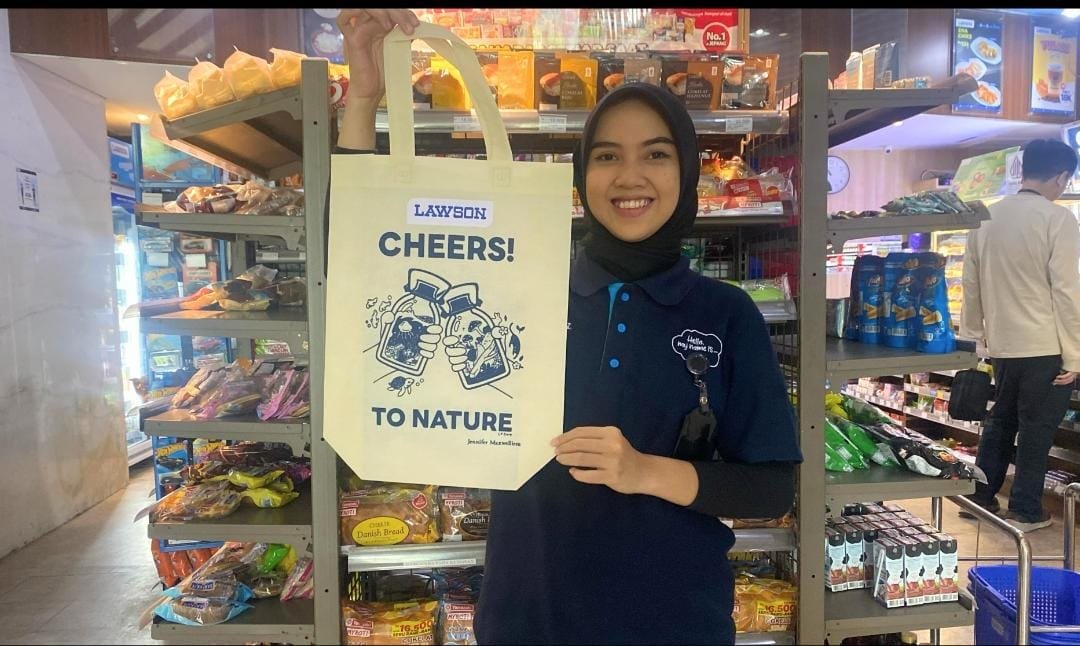 Lawson Indonesia luncurkan tas belanja ramah lingkungan karya pemenang kompetisi, mendukung gaya hidup berkelanjutan.