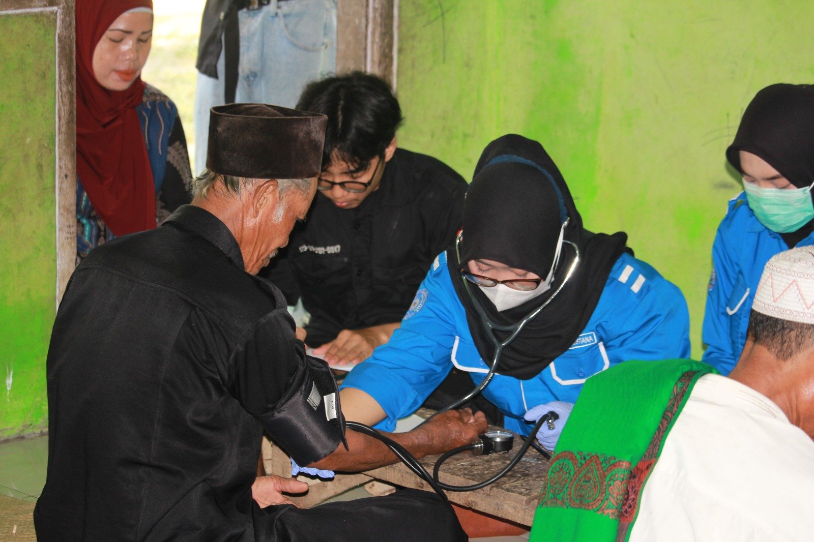 HMM UMT sukses gelar Pengabdian Masyarakat di Kampung Maja, Tangerang, dengan pemeriksaan kesehatan dan pembelajaran kreatif untuk warga.