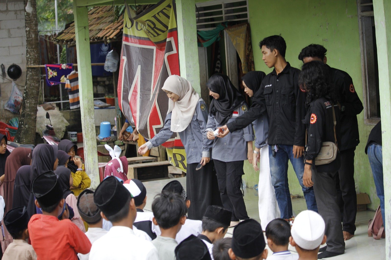 HMM UMT sukses gelar Pengabdian Masyarakat di Kampung Maja, Tangerang, dengan pemeriksaan kesehatan dan pembelajaran kreatif untuk warga.