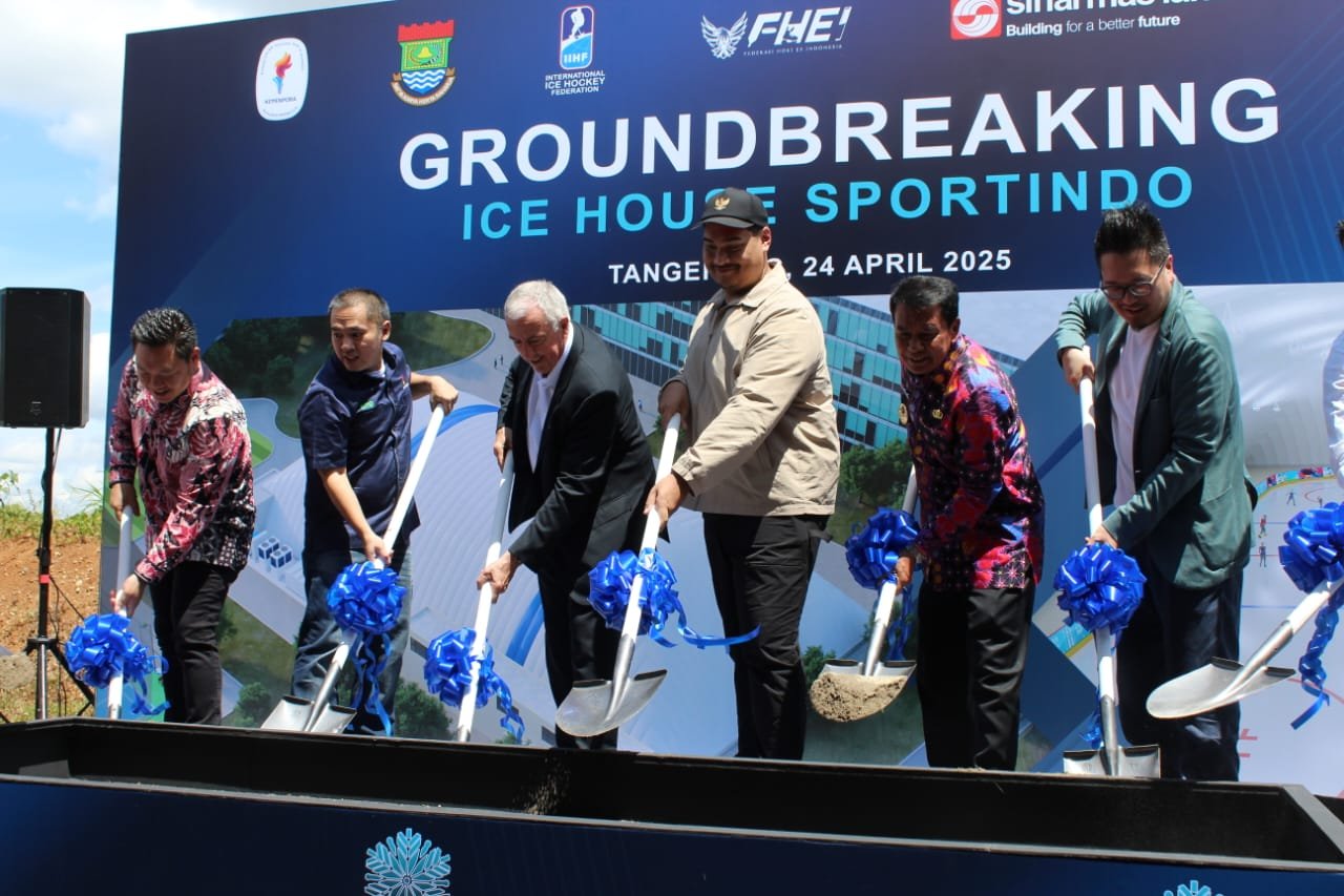 Bupati Tangerang mendampingi Menpora dalam peletakan batu pertama Ice House Sportindo, fasilitas olahraga musim dingin di BSD City.