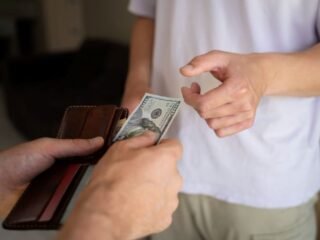 perbedaan frugal living dan pelit