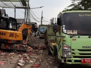 DLH Tangsel Angkut Tumpukan Sampah di Pasar Ciputat dan Cimanggis, Kembalikan Fungsi Jalan Normal