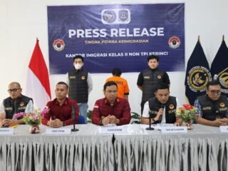 Imigrasi Kerinci Jambi Amankan WNA Tiongkok yang Salahgunakan Visa D2 di Pasar Tanjung Bajure