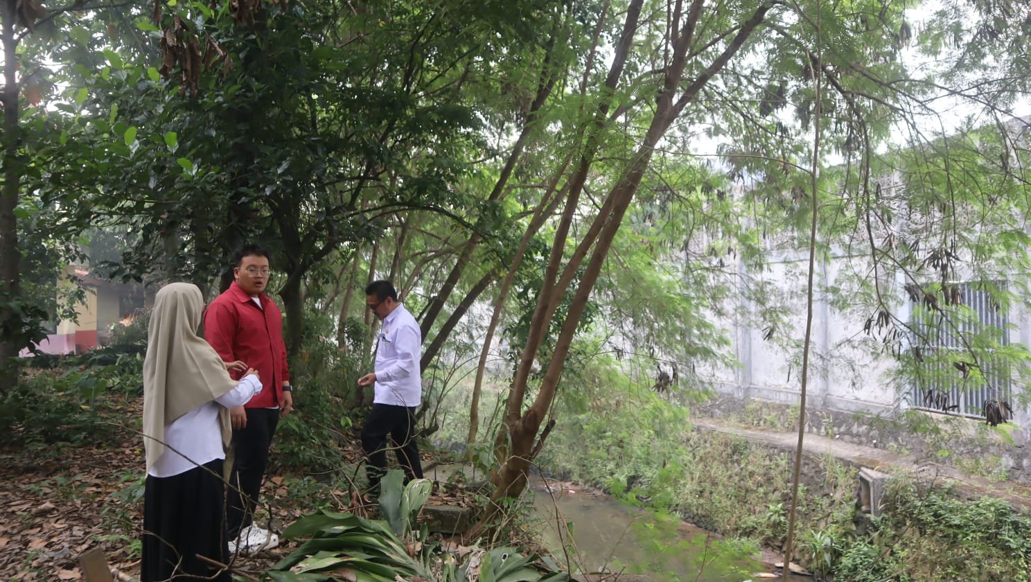 Abraham Garuda Laksono mendesak Dinas Pendidikan Tangerang untuk segera bangun pagar SDN Medang 1 demi keselamatan siswa.