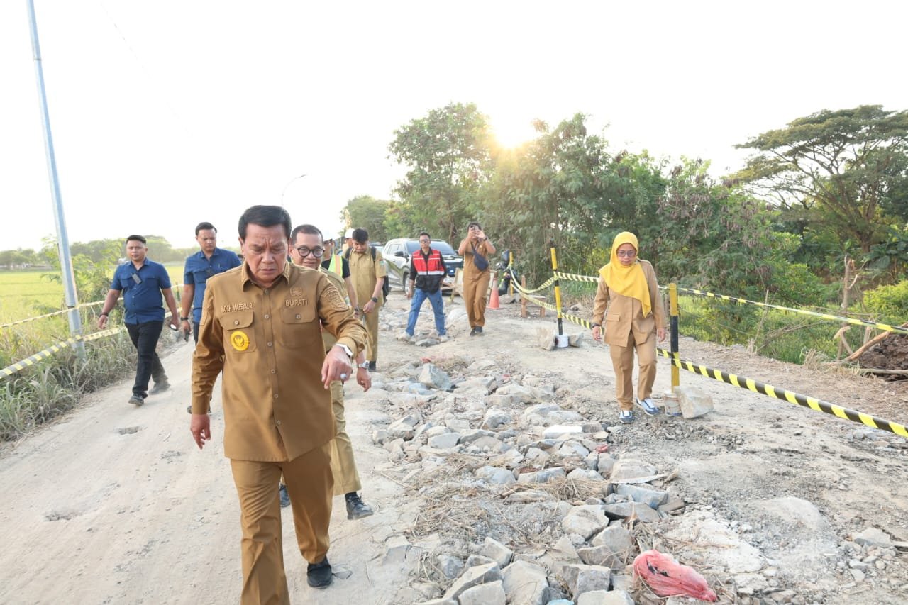 Bupati Tangerang, Moch Maesyal Rasyid, tinjau perbaikan Jalan Jati Gintung–Cituis untuk meningkatkan aksesibilitas masyarakat Sukadiri.