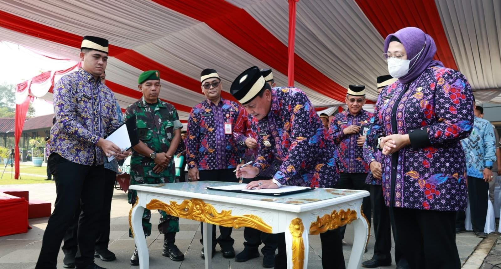 Pemerintah Kabupaten Tangerang luncurkan program sekolah gratis untuk SD dan SMP swasta, meringankan beban orang tua dan meningkatkan pendidikan.
