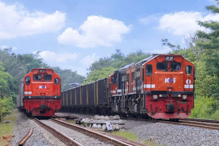 KAI catatkan angkutan barang positif dengan 21,6 juta ton hingga April 2025, dukung ketahanan energi dan distribusi logistik di Indonesia