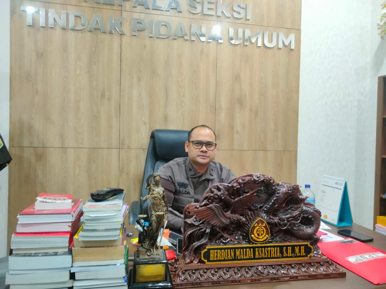 aksa tuntut empat terdakwa kasus penembakan bos rental mobil dengan hukuman maksimal 7 tahun penjara di Tol Tangerang-Merak.