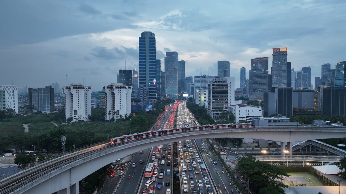 Layanan LRT Jabodebek kembali normal setelah gangguan listrik. KAI mohon maaf atas ketidaknyamanan dan berkomitmen jaga kualitas layanan.