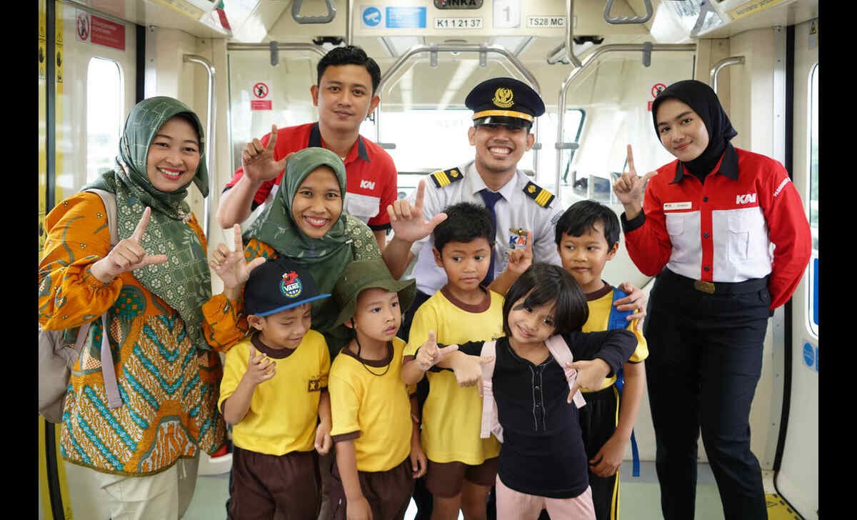 Rayakan Hari Pendidikan Nasional dengan program Edutrain LRT Jabodebek! Edukasi pelajar tentang transportasi publik secara menyenangkan.
