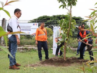 Penanaman pohon secara serentak di wilayah KAI Daop 6 Yogyakarta (Sumber: KAI Daop 6 Yogyakarta)