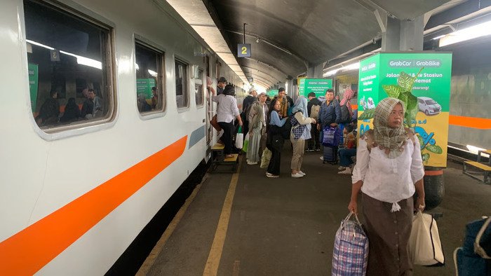 Suasana Long Weekend Hari Raya Waisak di Stasiun Malang (PT KAI Daop 8 Surabaya)