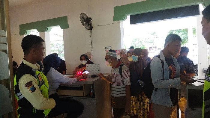 Suasana Stasiun Bojonegoro pada Libur Panjang Waisak 2025 (Sumber: PT KAI Daop 8 Surabaya)