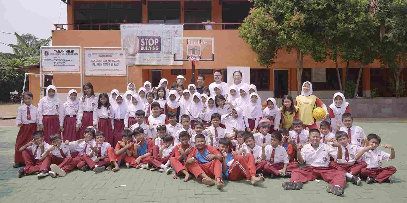 Sun Life Indonesia rayakan 30 tahun dengan donasi peralatan basket ke 30 sekolah melalui program Hoops + Health untuk generasi muda.