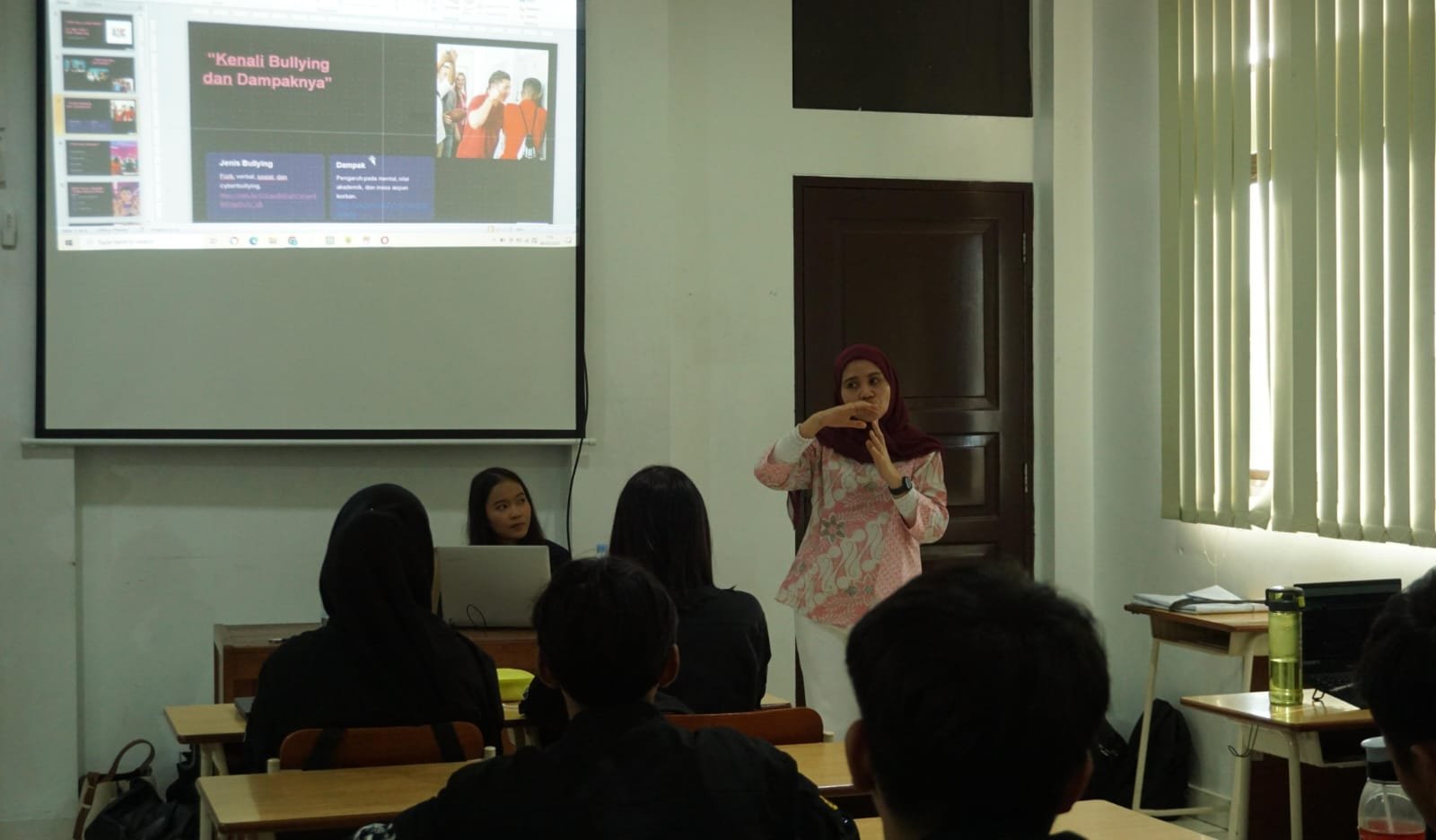 Mahasiswa UMT adakan sosialisasi anti-bullying di SMK PGRI 1 Tangerang. Tema: "Stop Bullying, Start Caring" untuk sekolah aman.