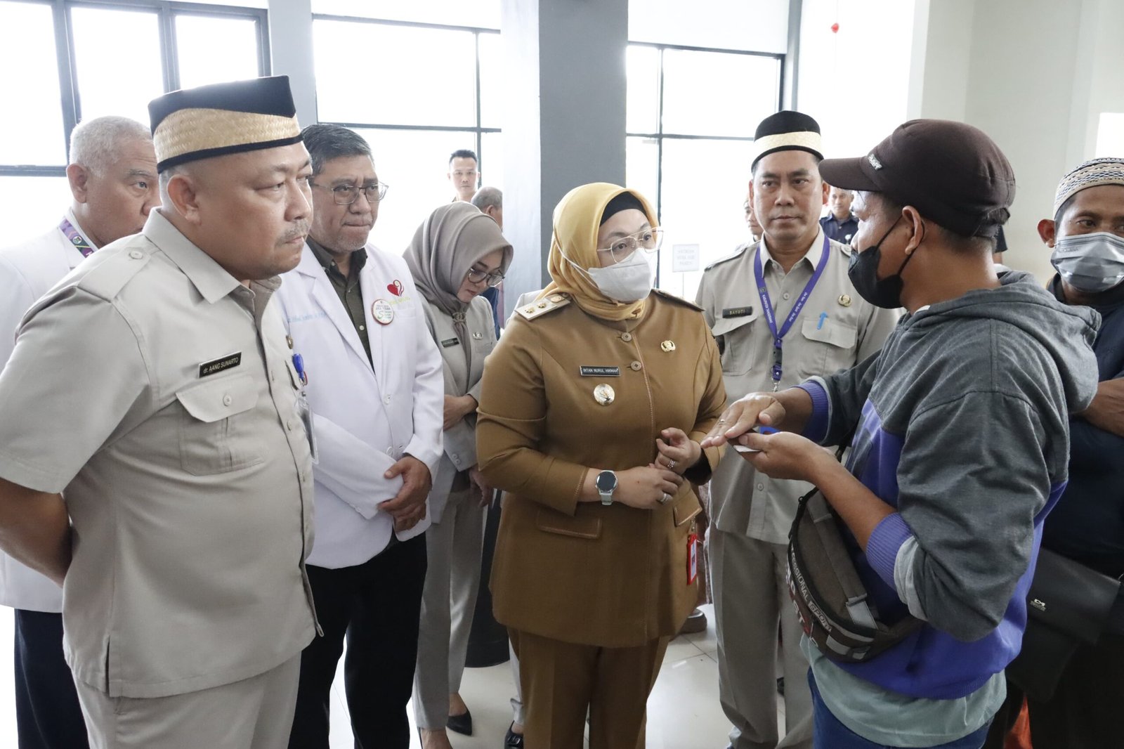 Wabup Intan kunjungi RSUD Balaraja untuk menanggapi keluhan warga tentang antrean panjang dan fasilitas kesehatan yang terbatas.