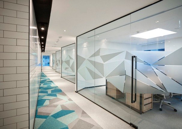 Tingkatkan estetika dan fungsi interior gedung dengan kaca film, sticker sandblast, dan cutting sticker. Solusi modern untuk kenyamanan!