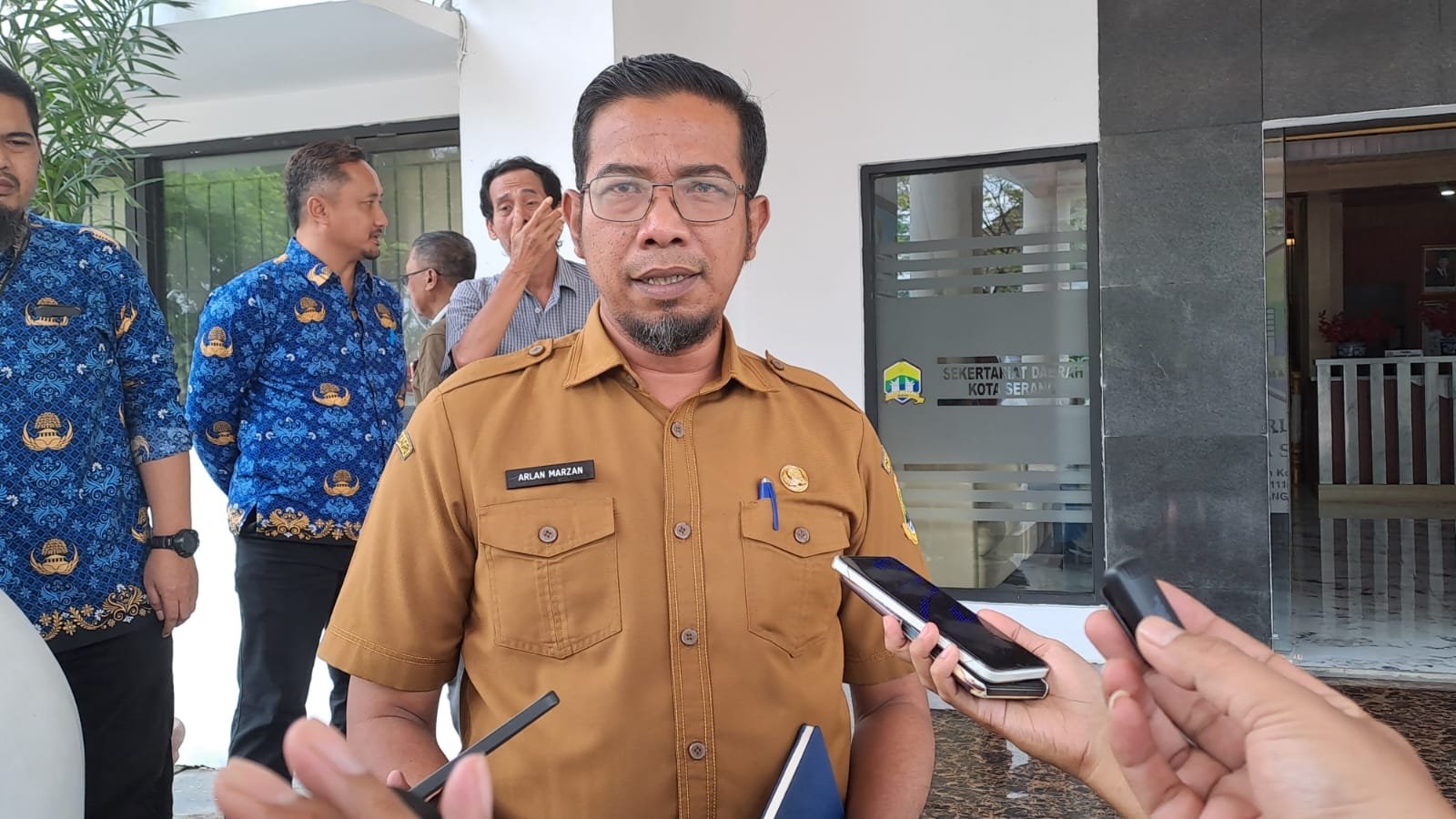 Kepala Dinas PUPR Banten Arlan Marzan saat membeberkan rencana penertiban kabel provider diwilayah Kota Serang