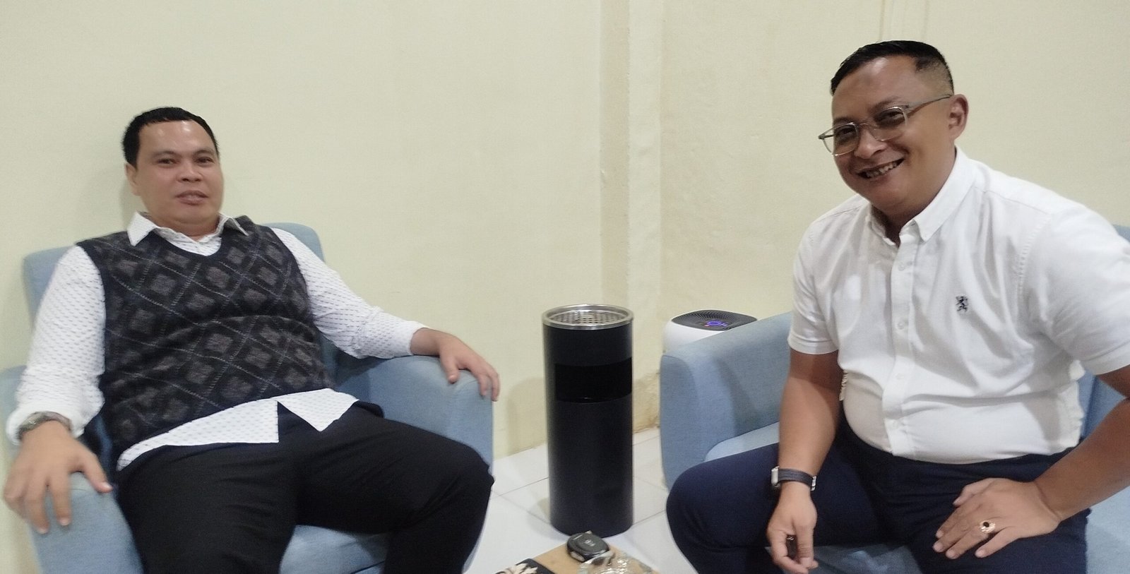 Walikota Serang Budi Rustandi saat bersiap untuk membayar pajak PBB dengan didampingi Kepala Bapenda Kota Serang Hari Pamungkas langsung