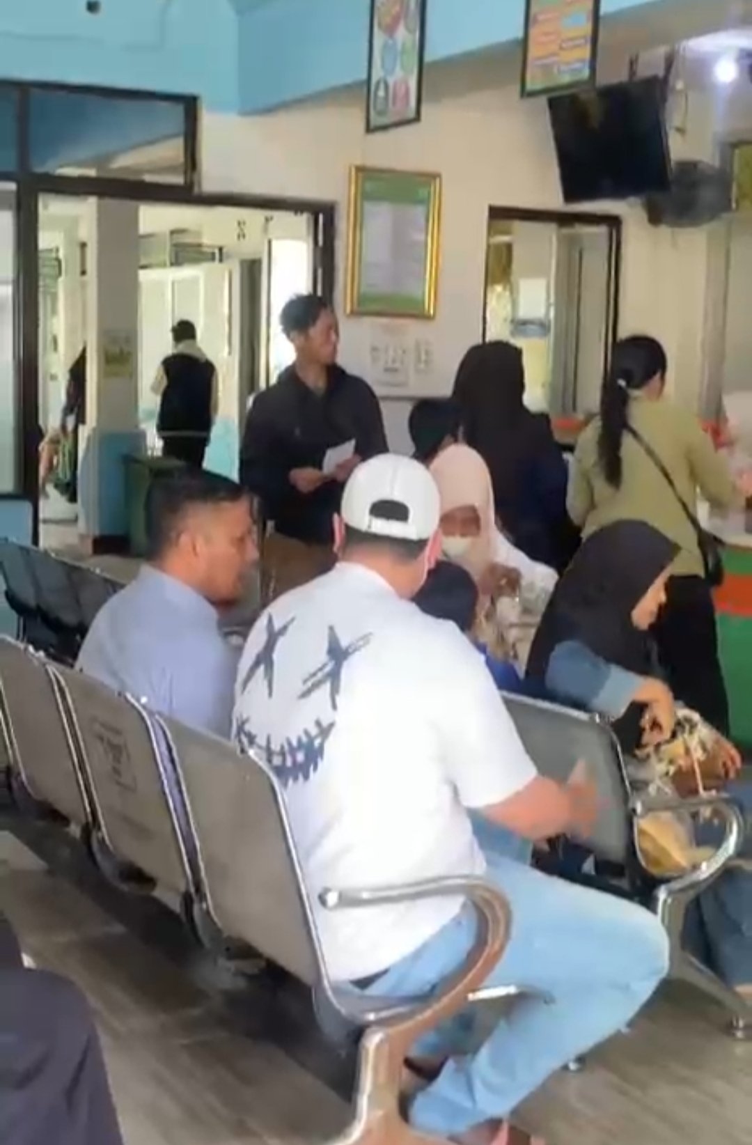 Walikota Serang Budi Rustandi mengenakan kaos putih saat tengah mengobrol dengan warga yang tengah mengantri di ruang pendaftaran Puskesmas Serang Kota