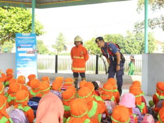 Mahasiswa UPJ dan Damkar Tangsel kampanye #IngatNomorDarurat untuk edukasi keselamatan dan sosialisasi nomor 112 ke warga.