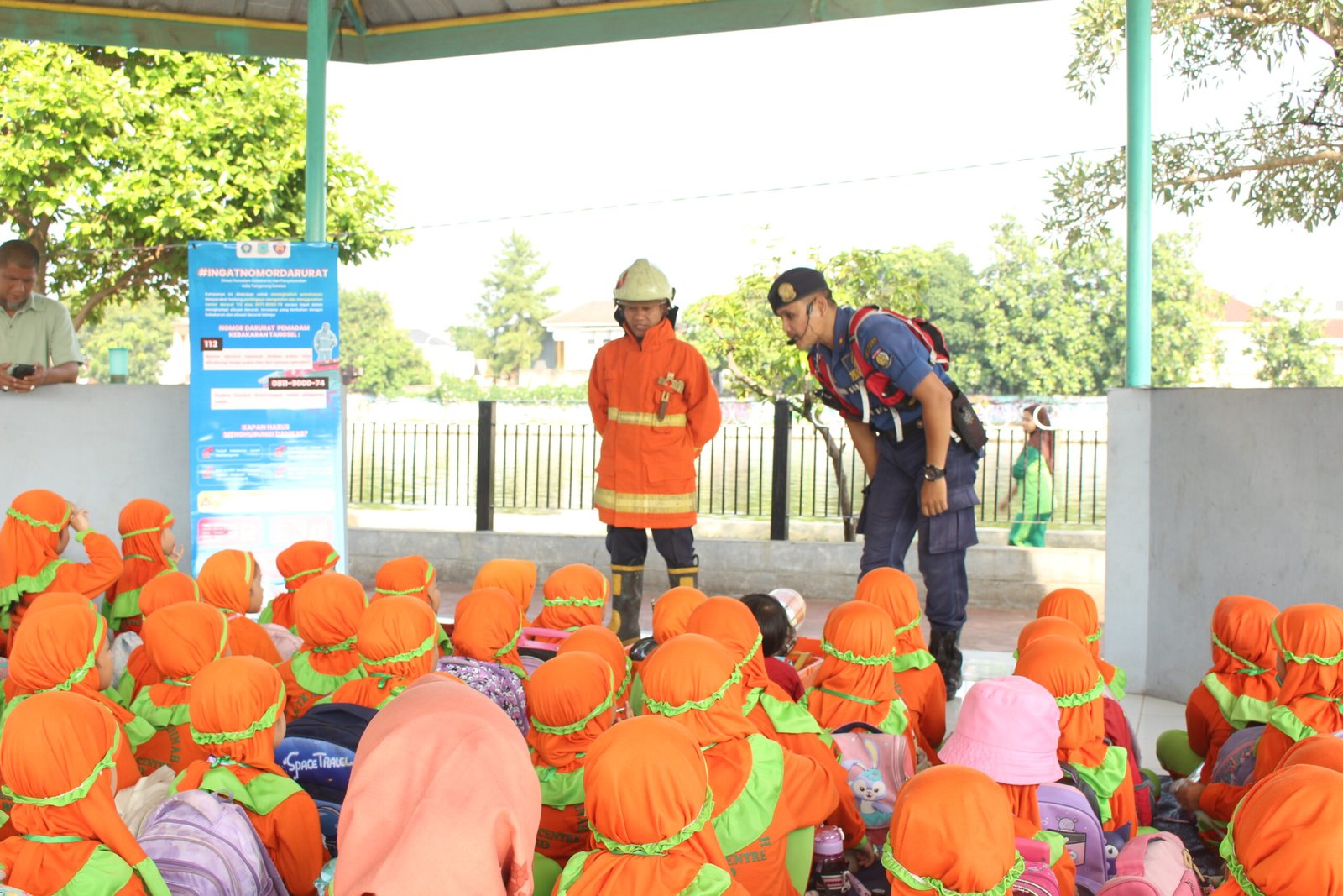 Mahasiswa UPJ dan Damkar Tangsel kampanye #IngatNomorDarurat untuk edukasi keselamatan dan sosialisasi nomor 112 ke warga.