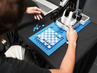 Teknologi Catur Berbasis AI dan Robotik Ini Bisa Main dengan Perintah Suara!