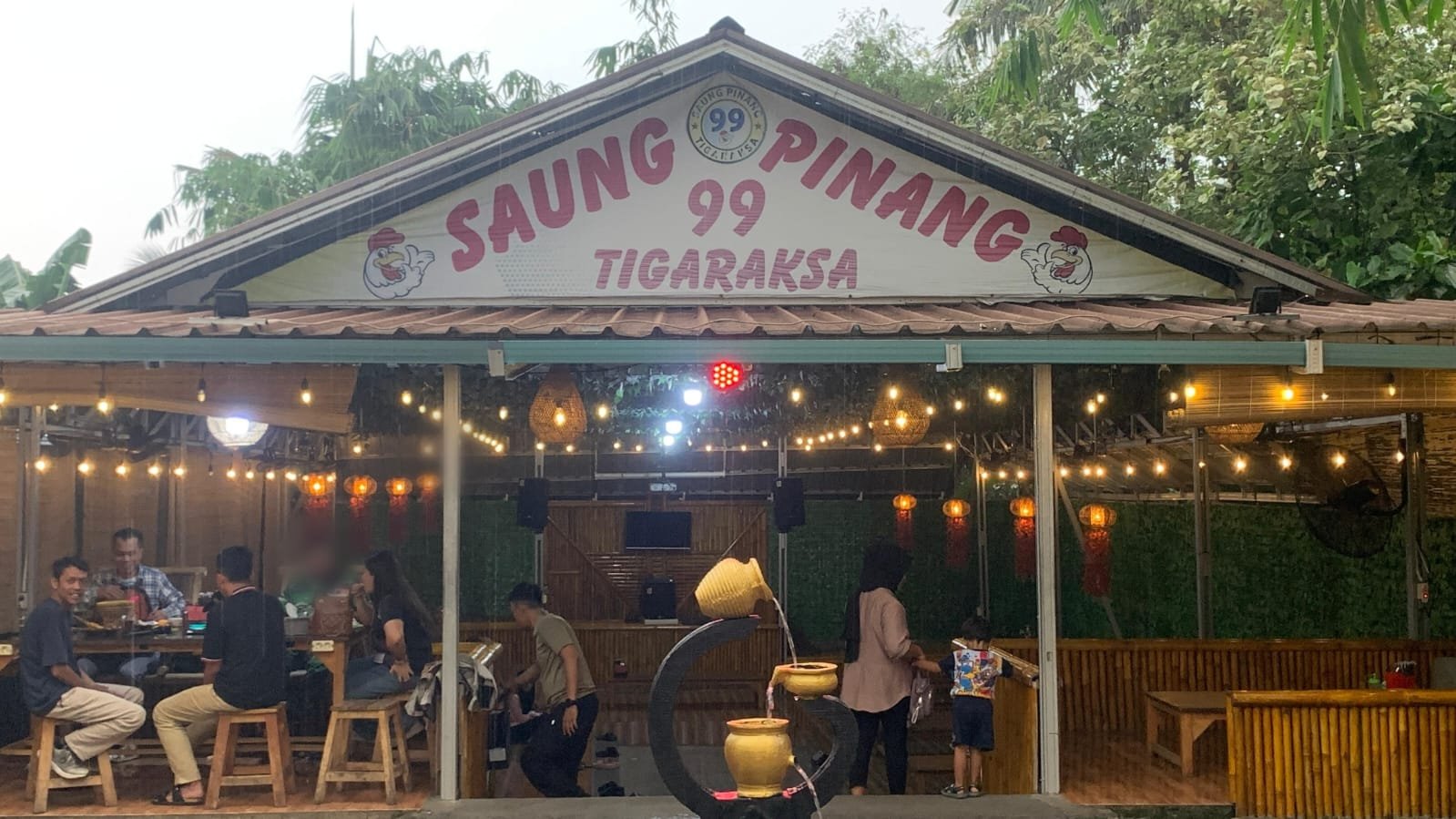Nikmati beragam kuliner lezat dan terjangkau di Saung Pinang 99 Tigaraksa. Tempat nyaman untuk keluarga dengan fasilitas lengkap!