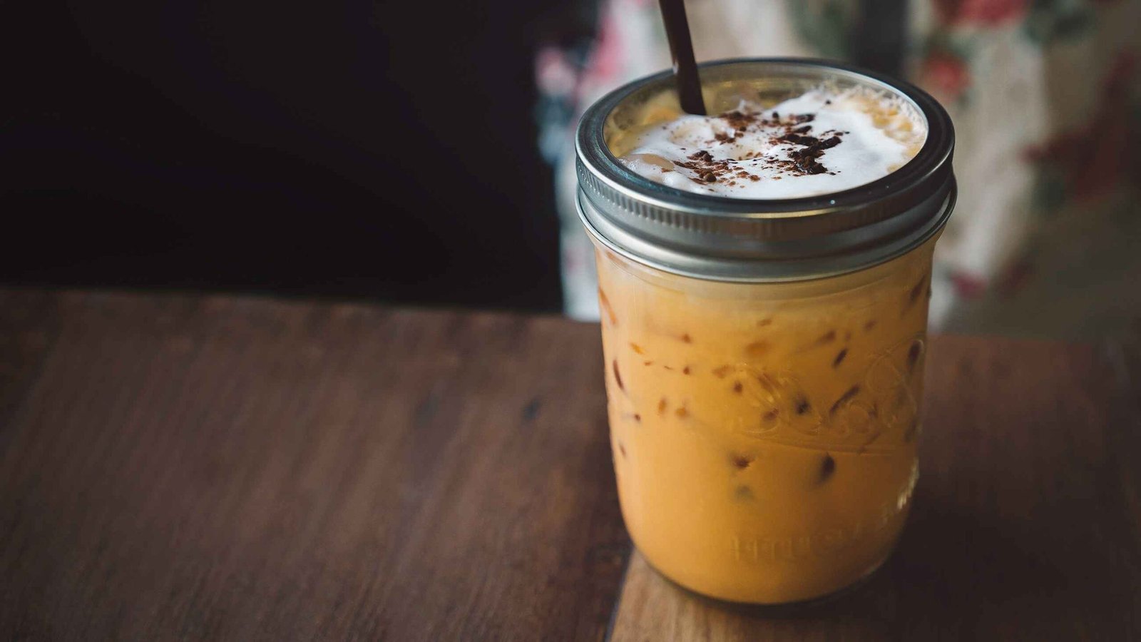 Ketahui kandungan gula dalam Thai tea dan dampaknya bagi kesehatan. Temukan cara menikmati minuman ini dengan bijak!