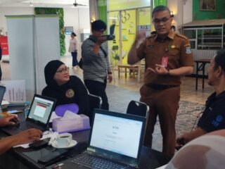 DPMPTSP Tangsel meluncurkan program jemput bola untuk mempermudah proses perizinan usaha. Pelaku dapat langsung mendapatkan NIB.