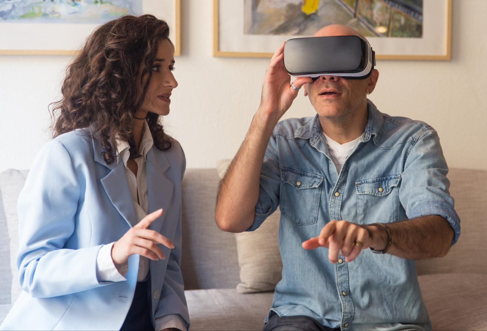 Teknologi VR kini digunakan sebagai alat terapi dan relaksasi mental. Inovasi ini bantu atasi stres, kecemasan, hingga fobia secara imersif.