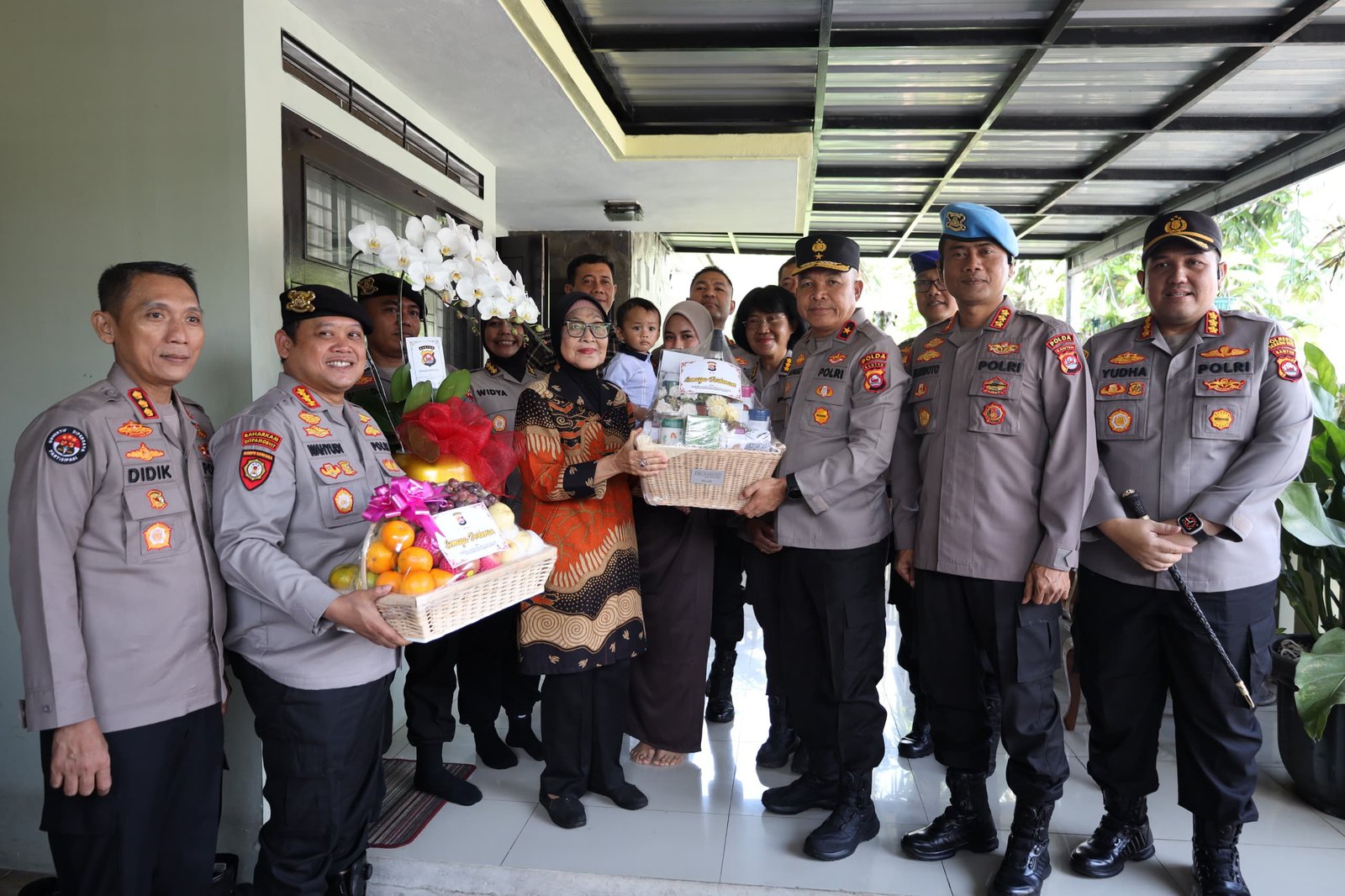 Polda Banten lakukan anjangsana ke Brigjen Pol (Purn.) Rumiah Kartoredjo dalam rangka menyambut Hari Bhayangkara ke-79 tahun 2025.