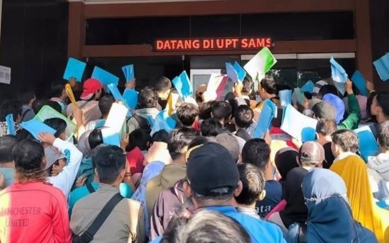 Antrean panjang di Samsat Kota Serang mencerminkan krisis pelayanan publik. Temukan solusi untuk meningkatkan efisiensi dan kepercayaan masyarakat