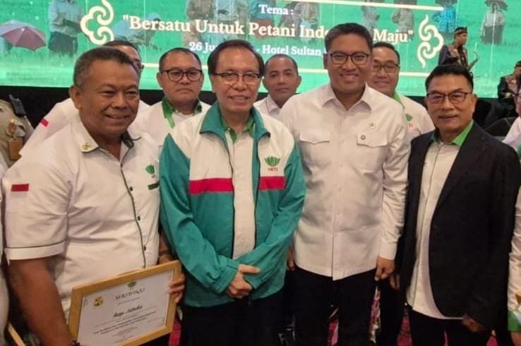 Asep Jatnika, Ketua HKTI Banten, raih penghargaan dari Moeldoko atas dedikasinya memajukan pertanian dan regenerasi petani muda.