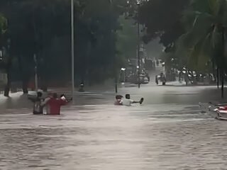 Banjir Lumpuhkan Akses Jalan di Binong, Warga Mengeluh: Motor Aja Nggak Bisa Jalan, Gimana Mobil