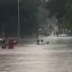Hujan deras di Binong, Curug, Tangerang rendam jalan depan Sekolah Atisa. Banjir setinggi dada lumpuhkan akses dan sebabkan kemacetan parah.