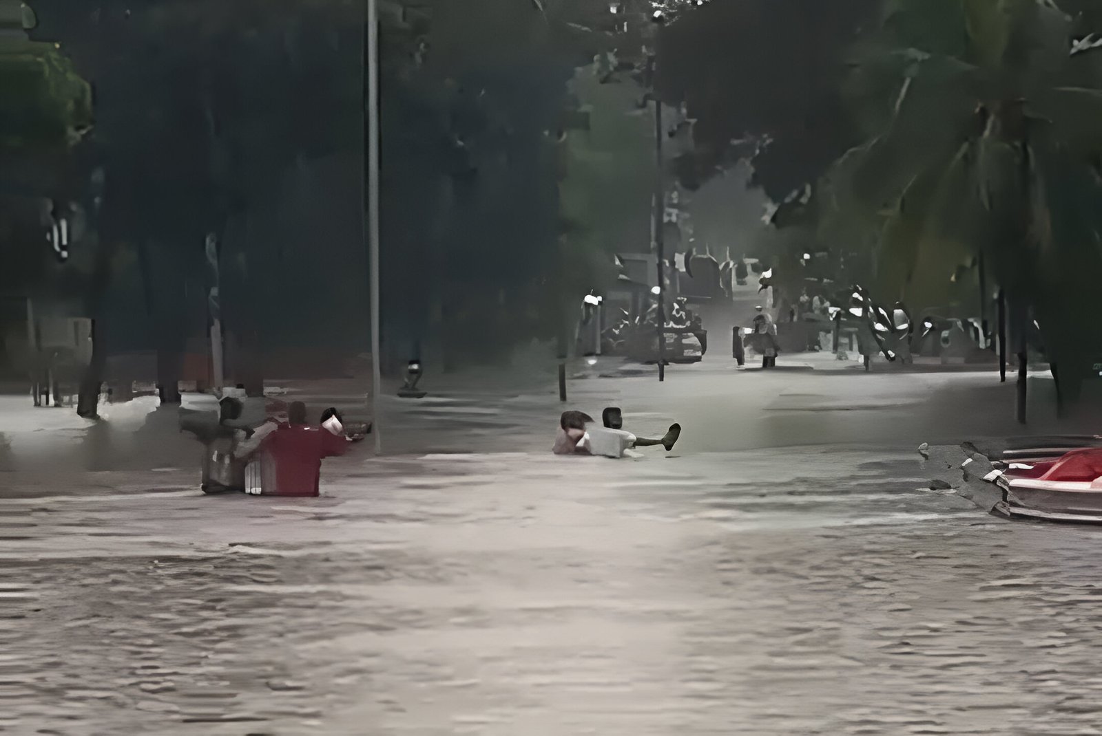 Hujan deras di Binong, Curug, Tangerang rendam jalan depan Sekolah Atisa. Banjir setinggi dada lumpuhkan akses dan sebabkan kemacetan parah.