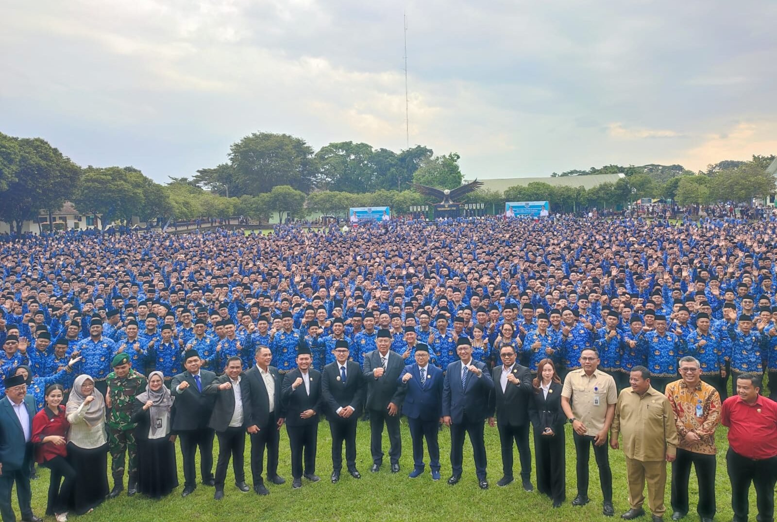 Wali Kota Tangsel lantik 6.153 P3K eks TKS. Mereka dikontrak 5–6 tahun dan mulai tahun depan akan menerima TPP sesuai ketentuan.