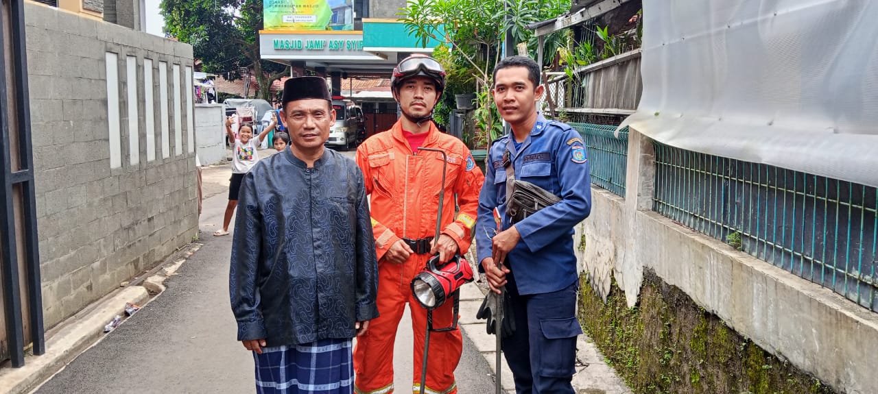 Petugas Damkar Tangerang Selatan menerima laporan fiktif tentang ular yang ternyata digunakan untuk modus penagihan utang.