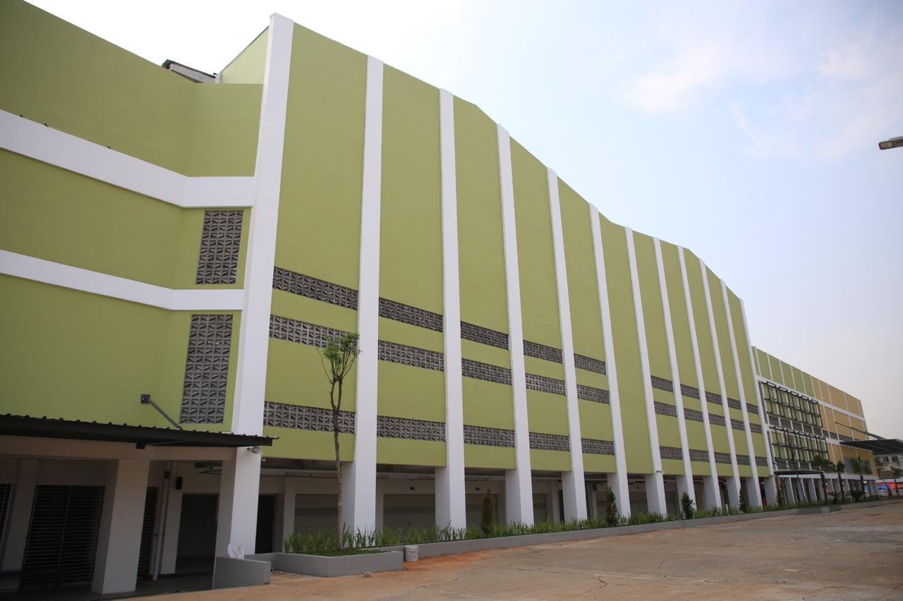 Revitalisasi Pasar Anyar rampung! Gedung tiga lantai ini siap menampung ribuan kios dengan fasilitas modern dan zonasi tertata.