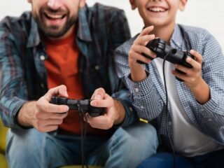 Temukan fenomena kidulting, perilaku orang dewasa yang menikmati aktivitas masa kecil, serta dampak psikologis dan pandangan ahli.