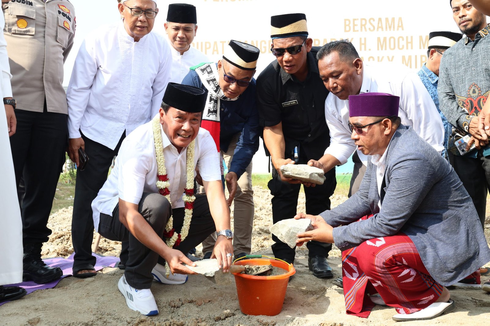 Bupati Tangerang resmikan pembangunan Masjid Ar-Rasyid di Tigaraksa, wujud sinergi warga dan pemerintah dalam pembangunan spiritual.