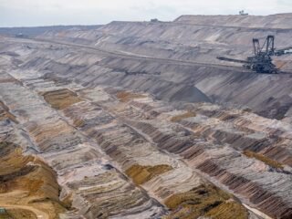 Daftar 10 barang tambang unggulan Indonesia lengkap dengan lokasi, manfaat, dan peran bagi ekonomi nasional.