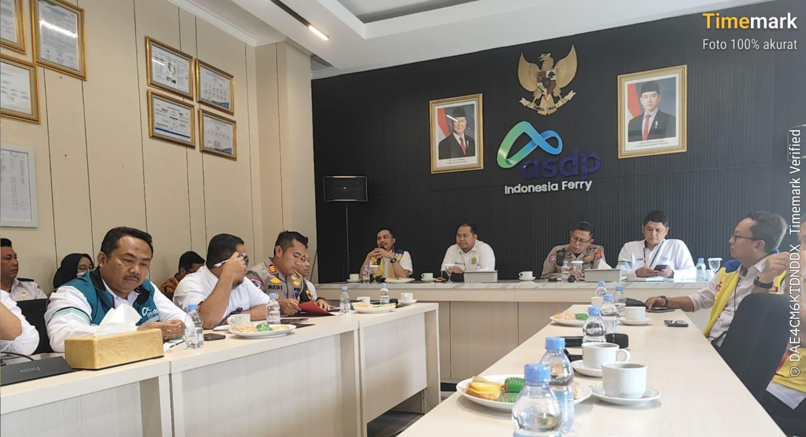 Polda Banten lakukan rekayasa lalu lintas di Cilegon akibat proyek Jembatan Aramco Merak untuk atasi kemacetan arah Jakarta–Merak.