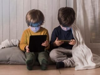 Anak terlalu sering pakai gawai bisa berisiko pada tumbuh kembangnya. Ini 5 tanda kelebihan screentime yang wajib diwaspadai orang tua.