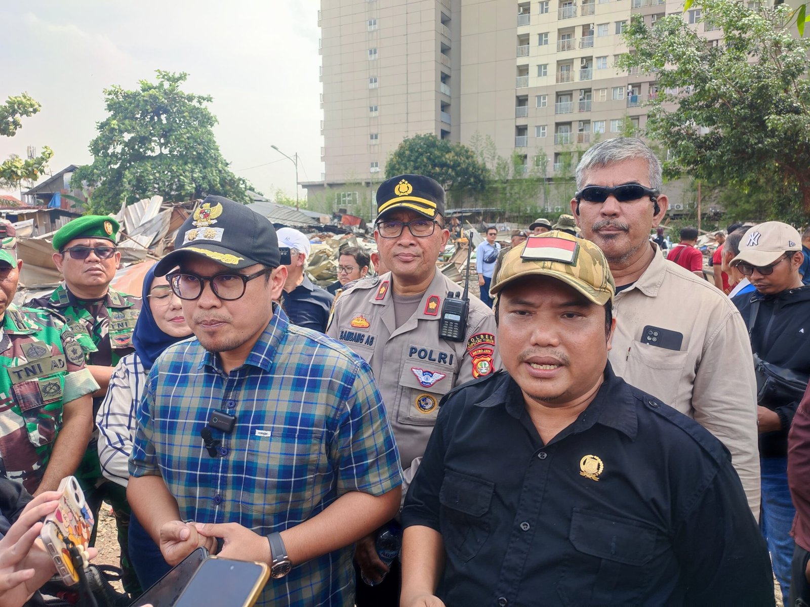 Pemkot Tangsel tertibkan 40 bangunan liar di Roxy Ciputat akibat penyalahgunaan lahan untuk hiburan malam dan kegiatan ilegal lainnya.