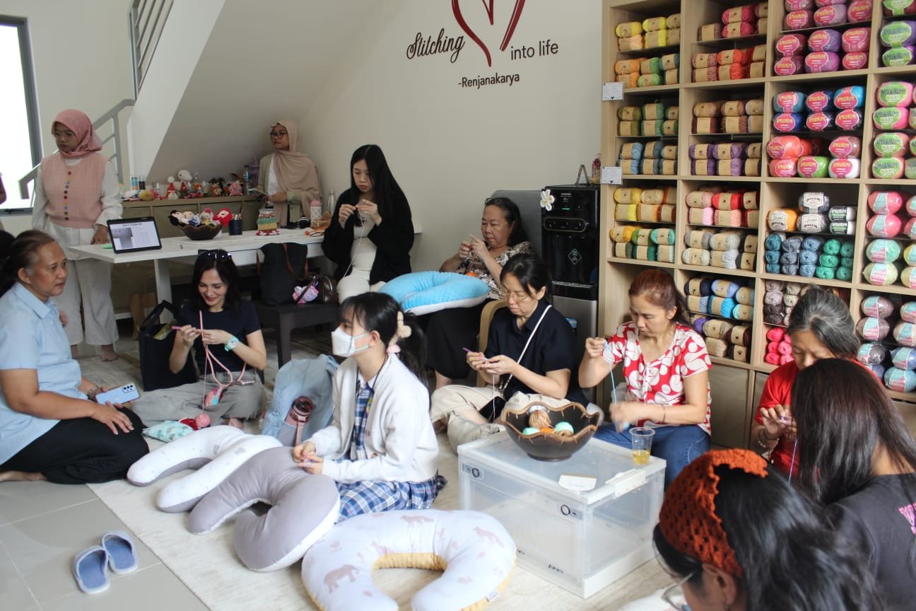 Ikuti workshop merajut topi beanie oleh Renjanakarya dalam kampanye #StitchandSerenity dan dapatkan pengalaman kreatif.