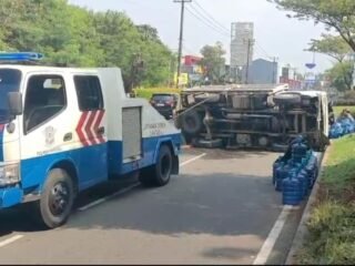 Hindari Tabrakan, Truk Pengangkut Air Mineral Terguling di Serpong